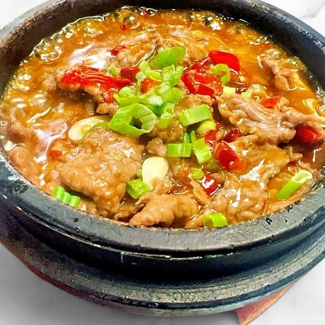 Sliced Beef in Stone Pot 巴国石锅私房牛.