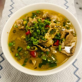 Golden Noodle Mushroom & Beef Slices in Sour Soup 金针菇酸汤肥牛