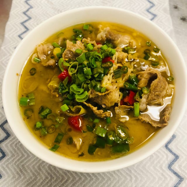 Golden Noodle Mushroom & Beef Slices in Sour Soup 金针菇酸汤肥牛.