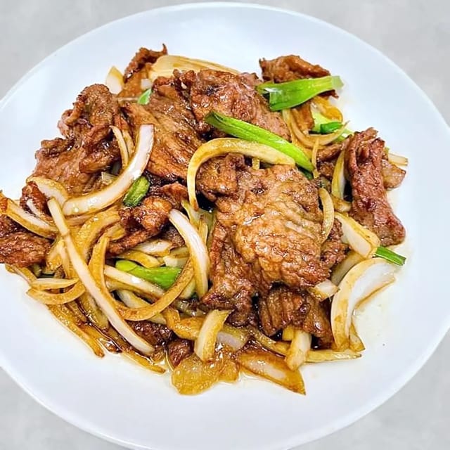 Sautéed Beef with Scallion 葱爆牛.
