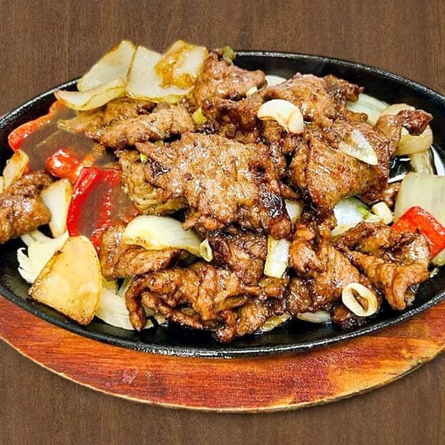 Sizzling Shredded Beef 铁板黑椒牛柳.