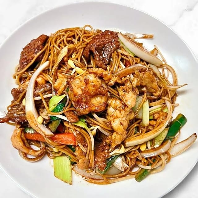 House Fried Noodle 本楼特色炒面.