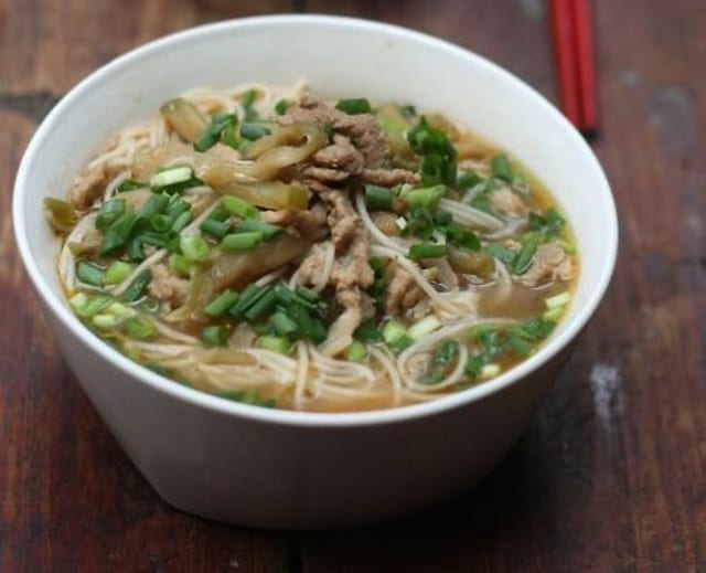 Shredded Pork Noodle Soup with Pickled Tuber 榨菜肉丝面.