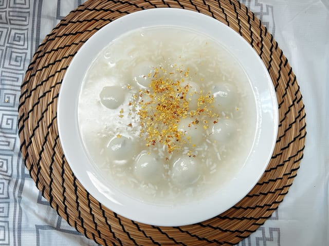 Glutinous Rice Balls with Wine Soup 酒酿汤圆.