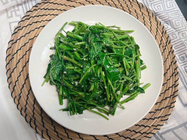 Ong Choy with Garlic 蒜炒空心菜.